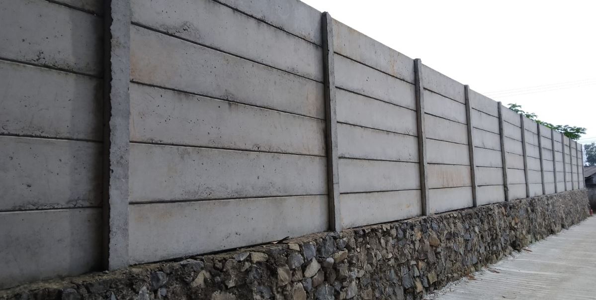 Pagar panel beton terpasang